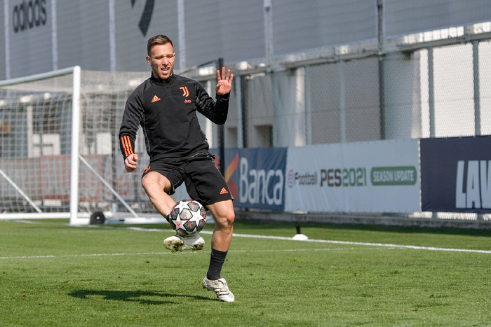 南宫电竞大舞台包含波尔图赛前远射贴柱马龙怒砍53分之后，转会期里昂备战欧冠的词条